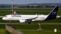 Самолет на Луфтханза кацна аварийно заради странна миризма в кабината 