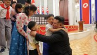 Ким Чен Ун теши семействата на загиналите в Русия войници