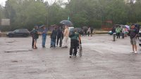 Десетина привържаници на "Възраждане" се събраха на протест пред ВМЗ-Сопот