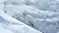 Рекордна опашка на Еверест, 274 изкачвания за ден