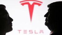 Мъск плаща цена за връзките си с Тръмп: Продажбите на Tesla отново се сринаха