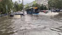 Жена загина при бурята в Букурещ, върху нея паднал покрив