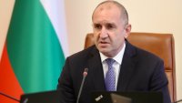Радев срещу критиките от плажа: Наваксваме проспаните години