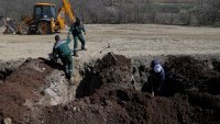 Багери копаят десетки гробове в Кочани ВИДЕО