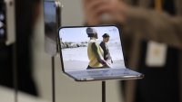 Джобно кино и ретро чар: Предимствата на новия iPhone Duo