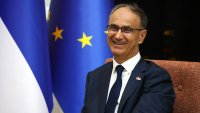 Ненаситен за работа: Разрешиха на сръбския премиер да работи и като лекар