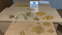 Спипаха злато и 16 310 евро в бельото и в чанта на румънка