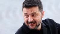 Заснеха Зеленски да откъсва капачка от пластмасова бутилка и подигравките заваляха ВИДЕО