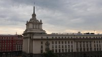 Справката на ГДБОП с имена на хора, свързани с частните полети на Пеевски, вече е в парламента
