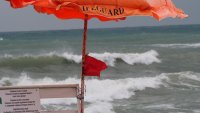 Летовници налитали на бой на спасителите, които ги вадят от водата при червен флаг