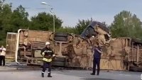 Тежка катастрофа в София: кола се вряза в автобус, има загинал и поне 25 ранени