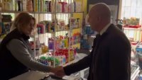 Румен Радев се разходи в селски магазин ВИДЕО