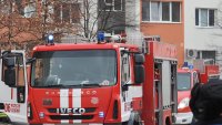 Три екипа на пожарната гасят пожар в блок в "Стрелбище"