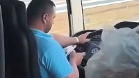 Стана зараза: Шофьор кара пълен автобус, а в ръката телефон вместо волан ВИДЕО