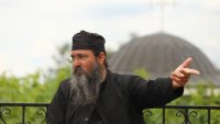 Защо забраниха на архимандрит Никанор, който подкрепи Украйна, да проповядва?