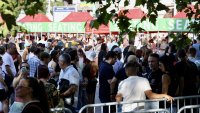 Тълпи от фенове на "Гънс енд роузес" чакат да заемат местата си
