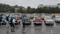 На фона на липсващо гориво: Стотици коли се събраха за Деня на Москвича (СНИМКИ)
