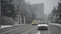 Снегът превзема София, опесъчиха към Витоша