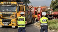 50-тонен турски автовоз се заклещи на булевард в Русе