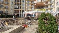 Собственици в Елените с подписка срещу събарянето на сгради в селището