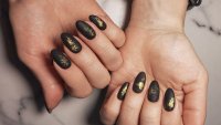 Тъмен маникюр за есента – 5 цвята, които да опитате