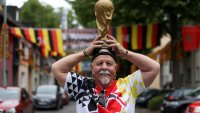 "Световно е за тях, не за нас": Гняв у феновете срещу ограниченията за пътуване в САЩ