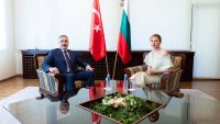 Голо рамо и краче: Външният ни министър втрещи с тоалет за официална среща с турския си колега