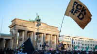 Над 5000 протестираха срещу АзГ пред Бранденбургската врата в Берлин (СНИМКИ)