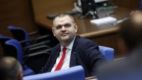 Дружество &ldquo;касичка&ldquo; е финансирало полетите на Пеевски за над 5 млн. евро