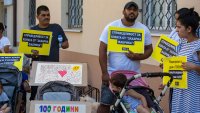 Протест на ромите от "Захарна фабрика": Живеем сред дървеници и хлебарки
