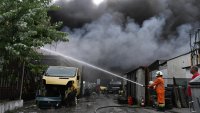 Продължава гасенето на големия пожар в халета за пластмаса в София