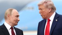 В кадър: Тръмп посрещна Путин в Аляска на червен килим, срещата започна