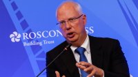 "Отлична реклама за самоубийствена политика": Кирил Дмитриев за видео с мигрант, хвърлящ пари