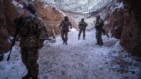 В Донбас украинците се съпротивляват срещу руската обсада докато се пазарят за земята им