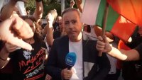 Журналист на NOVA e ритан и мушкан с остър предмет на протеста пред ВМЗ-Сопот ВИДЕО