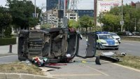 Отнето предимство: Кола се преобърна при катастрофа в София
