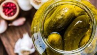 Рецепта за бърза туршия с краставички и копър