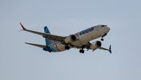 Шокиращи кадри от борда на самолета Flydubai, който бе на косъм от отвличане (ВИДЕО)