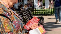 В кадър: Опашки пред Народния театър, билетите са по 5 евро 