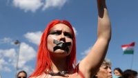 Хиляди унгарци излязоха на мълчалив протест срещу спорен законопроект