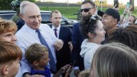 Несигурният Путин се надява, че обиколката му в Русия ще спаси намаляващата му популярност