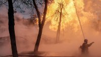 Украински пожарникари се борят втори ден с пожар в района на Чернобил