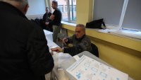 Нарушение: Член на комисия в Септемврийци подписва и пуска бюлетини в урна