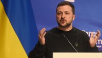 В Косово свалиха украинския флаг след изказване на Зеленски