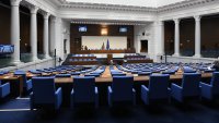 Поради липса на кворум, заседанието на парламента беше закрито половин час преди края