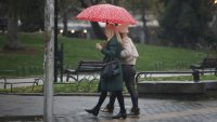 Времето днес: Слаби валежи от дъжд, на места и сняг