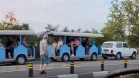 Туристически абсурд по нашенски: "Лада Нива" тегли влакче с хора в Несебър (ВИДЕО)