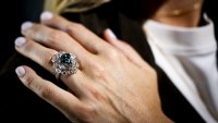 Синьо-зелен диамант беше продаден за над 17 млн. долара на търг 