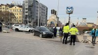 Кола "паркира" до подлеза на президенството, шофьорът е починал на път за болницата