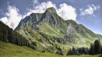 Туристи с джапанки изправят косите на хижарите в Алпите 